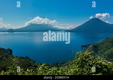 Vue sur le volcan San Pedro et le lac Atitlan dans les montagnes guatémaltèques, Solola, Guatemala Banque D'Images