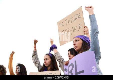 Les femmes participent à la grève féministe à l'occasion de la Journée de la femme. Banque D'Images