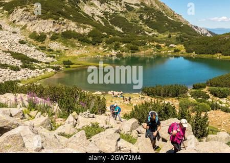 Randonnée en montagne en Bulgarie. Randonneurs au lac Muratovo dans le parc national et réserve de Pirin, montagne de Pirin, Bulgarie, Balkans, Europe Banque D'Images