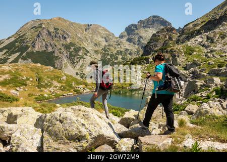 Randonnée en montagne en Bulgarie. Randonneurs féminins aux lacs Malyovishki dans le parc national et réserve naturelle de Rila, Bulgarie, Europe de l'est, Balkans Banque D'Images