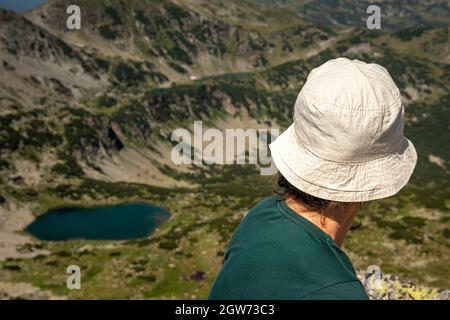 Randonnée en montagne en Bulgarie. Randonneuse sur Rilets Peak à 2713m surplombant le lac du Diable dans le parc national et réserve naturelle de Rila, Bulgarie. Banque D'Images