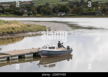 Timoleague, Cork, Irlande. Le 02 octobre 2021.Fisherman Qiang Wu se trouve sur le bord de la détente d'un ponton tout en pêchant dans la baie de Courtmacsherry à Timoleague, Co. Cork, Irlande. - photo; David Creedon / Alamy Live News Banque D'Images