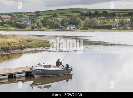 Timoleague, Cork, Irlande. Le 02 octobre 2021.Fisherman Qiang Wu se trouve sur le bord de la détente d'un ponton tout en pêchant dans la baie de Courtmacsherry à Timoleague, Co. Cork, Irlande. - photo; David Creedon / Alamy Live News Banque D'Images