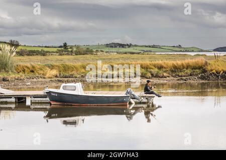 Timoleague, Cork, Irlande. Le 02 octobre 2021.Fisherman Qiang Wu se trouve sur le bord de la détente d'un ponton tout en pêchant dans la baie de Courtmacsherry à Timoleague, Co. Cork, Irlande. - photo; David Creedon / Alamy Live News Banque D'Images