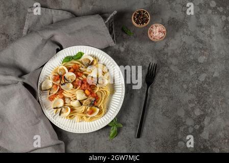 Pâtes spaghetti aux palourdes cuites à la vapeur. Cuisine fraîche recette de fruits de mer italiens avec tomates, ail et vin blanc Banque D'Images