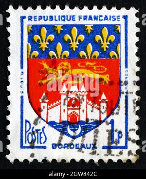 FRANCE - VERS 1958 : un timbre imprimé en France montre les armoiries de Bordeaux, vers 1958 Banque D'Images