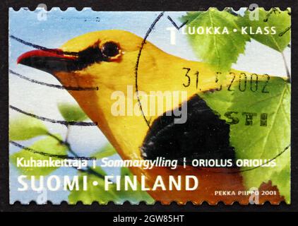 FINLANDE - VERS 2001 : un timbre imprimé en Finlande montre l'Oriole dorée eurasienne, Oriolus Oriolus, oiseau de passerine, vers 2001 Banque D'Images