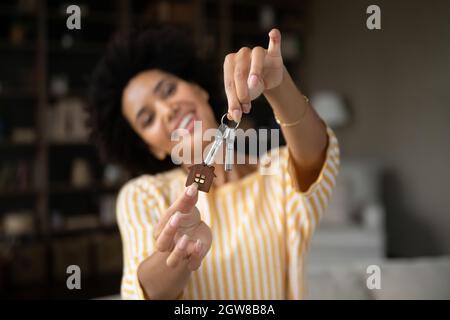 Gros plan une femme afro-américaine joyeuse tenant les clés entre les mains. Banque D'Images