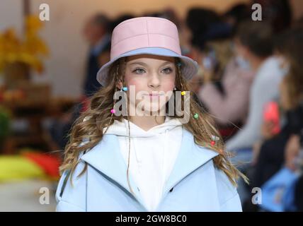 Minsk, Bélarus. 2 octobre 2021. Un jeune modèle présente des créations lors de l'événement de la Journée de la mode des enfants de la semaine de la mode du Bélarus à Minsk, en Biélorussie, le 2 octobre 2021. Credit: Zhinkov Henadz/Xinhua/Alamy Live News Banque D'Images