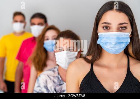 Groupe de personnes en attente avec masque facial protecteur à distance. Concept de pandémie et de soins de santé. Photo de haute qualité Banque D'Images