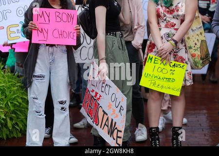 Bloomington, États-Unis. 02 octobre 2021. Les manifestants se réunissent avec des pancartes exprimant leur opinion à l'exemple des portes de l'université de l'Indiana pour se rassembler en faveur des droits des femmes en matière de reproduction, à Bloomington.les femmes et leurs partisans se sont ralliés et ont défilé dans des villes des États-Unis avant la reprise de la Cour suprême des États-Unis le 4 octobre. Une nouvelle loi au Texas a récemment interdit les avortements après 6 semaines, ce qui est avant que la plupart des femmes sachent qu'elles sont enceintes. Crédit : SOPA Images Limited/Alamy Live News Banque D'Images