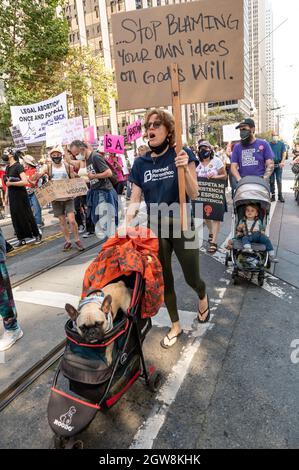 San Francisco, États-Unis. 02 octobre 2021. La Marche des femmes pour nos droits à San Francisco, Californie, États-Unis. Des milliers de femmes et d'hommes marchent sur Market Street pour les droits en matière de reproduction et la justice. Beaucoup ont manifesté à nouveau l'interdiction de l'avortement au Texas. Crédit : SOPA Images Limited/Alamy Live News Banque D'Images