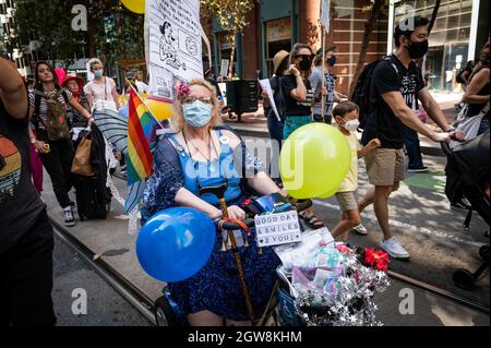 San Francisco, États-Unis. 02 octobre 2021. La Marche des femmes pour nos droits à San Francisco, Californie, États-Unis. Des milliers de femmes et d'hommes marchent sur Market Street pour les droits en matière de reproduction et la justice. Beaucoup ont manifesté à nouveau l'interdiction de l'avortement au Texas. Crédit : SOPA Images Limited/Alamy Live News Banque D'Images