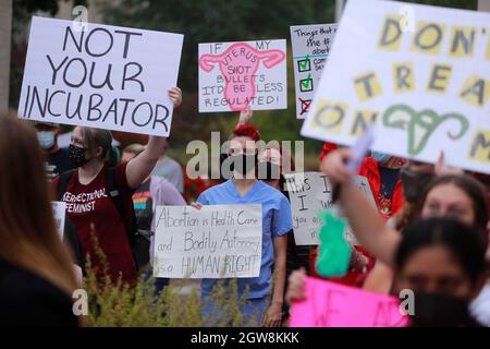 Bloomington, États-Unis. 02 octobre 2021. Les manifestants se réunissent avec des pancartes exprimant leur opinion à l'exemple des portes de l'université de l'Indiana pour se rassembler en faveur des droits des femmes en matière de reproduction, à Bloomington.les femmes et leurs partisans se sont ralliés et ont défilé dans des villes des États-Unis avant la reprise de la Cour suprême des États-Unis le 4 octobre. Une nouvelle loi au Texas a récemment interdit les avortements après 6 semaines, ce qui est avant que la plupart des femmes sachent qu'elles sont enceintes. Crédit : SOPA Images Limited/Alamy Live News Banque D'Images