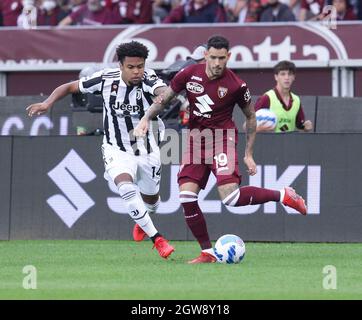 TURIN ITALIE- 2 octobre Stadio Olimpico Grande Torino Antonio Sanabrian Weston Mckennie en action pendant la série Un match entre le FC Torino et le FC Juventus au Stadio Olimpico le 2 octobre 2021 à Turin, Italie. Credit: Christian Santi/Alay Live News Banque D'Images