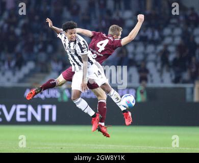 TURIN ITALIE- 2 octobre Stadio Olimpico Grande Torino Weston Mckennie Tommaso Pobega pendant la série Un match entre le FC Torino et le FC Juventus au Stadio Olimpico le 2 octobre 2021 à Turin, Italie. Credit: Christian Santi/Alay Live News Banque D'Images