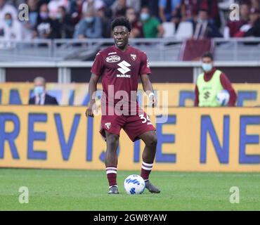 TURIN ITALIE- 2 octobre Stadio Olimpico Grande Torino Ola Aina en action pendant la série Un match entre le FC Torino et le FC Juventus au Stadio Olimpico le 2 octobre 2021 à Turin, Italie. Credit: Christian Santi/Alay Live News Banque D'Images