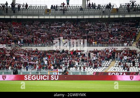 TURIN ITALIE- 2 octobre Stadio Olimpico Grande Torino les supporters de Torino pendant la série Un match entre le FC Torino et le FC Juventus au Stadio Olimpico le 2 octobre 2021 à Torino, Italie. Credit: Christian Santi/Alay Live News Banque D'Images