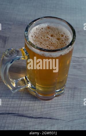 Un verre de bière sur la table Banque D'Images