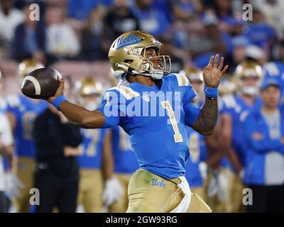 Pasadena, Californie, États-Unis. 02 octobre 2021. Le quarterback UCLA Bruins Dorian Thompson-Robinson #1 lance un passage lors du match de football NCAA entre les Bruins UCLA et les Sun Devils de l'État de l'Arizona au Rose Bowl à Pasadena, en Californie. Crédit photo obligatoire : Charles Baus/CSM/Alay Live News Banque D'Images