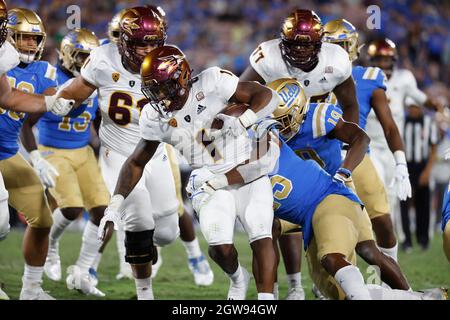Pasadena, Californie, États-Unis. 02 octobre 2021. Arizona State Sun Devils en arrière DeaMonte Trayanum #1 marque un touchdown lors du match de football de la NCAA entre les Bruins UCLA et les Sun Devils de l'Arizona State au Rose Bowl à Pasadena, en Californie. Crédit photo obligatoire : Charles Baus/CSM/Alay Live News Banque D'Images