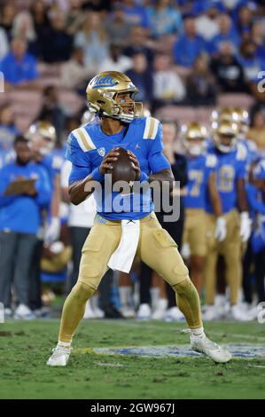 Pasadena, Californie, États-Unis. 02 octobre 2021. Le quarterback UCLA Bruins Dorian Thompson-Robinson #1 lance un passage lors du match de football NCAA entre les Bruins UCLA et les Sun Devils de l'État de l'Arizona au Rose Bowl à Pasadena, en Californie. Crédit photo obligatoire : Charles Baus/CSM/Alay Live News Banque D'Images