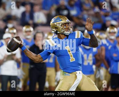 Pasadena, Californie, États-Unis. 02 octobre 2021. Le quarterback UCLA Bruins Dorian Thompson-Robinson #1 lance un passage lors du match de football NCAA entre les Bruins UCLA et les Sun Devils de l'État de l'Arizona au Rose Bowl à Pasadena, en Californie. Crédit photo obligatoire : Charles Baus/CSM/Alay Live News Banque D'Images
