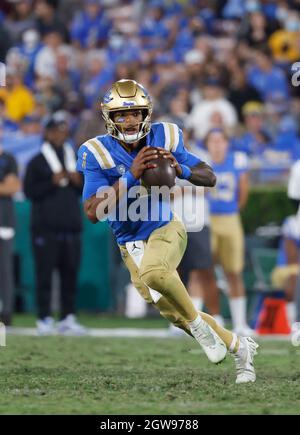 Pasadena, Californie, États-Unis. 02 octobre 2021. Le quarterback UCLA Bruins Dorian Thompson-Robinson #1 s'embrouille avec le ballon lors du match de football NCAA entre les Bruins UCLA et les Sun Devils de l'État d'Arizona au Rose Bowl à Pasadena, en Californie. Crédit photo obligatoire : Charles Baus/CSM/Alay Live News Banque D'Images