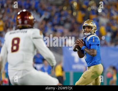 Pasadena, Californie, États-Unis. 02 octobre 2021. Le quarterback UCLA Bruins Dorian Thompson-Robinson #1 revient à passer pendant le match de football NCAA entre les Bruins UCLA et les Sun Devils de l'État d'Arizona au Rose Bowl à Pasadena, en Californie. Crédit photo obligatoire : Charles Baus/CSM/Alay Live News Banque D'Images