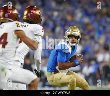 Pasadena, Californie, États-Unis. 02 octobre 2021. Le quarterback UCLA Bruins Dorian Thompson-Robinson #1 s'embrouille avec le ballon lors du match de football NCAA entre les Bruins UCLA et les Sun Devils de l'État d'Arizona au Rose Bowl à Pasadena, en Californie. Crédit photo obligatoire : Charles Baus/CSM/Alay Live News Banque D'Images