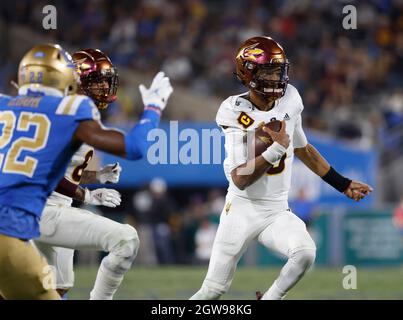 Pasadena, Californie, États-Unis. 02 octobre 2021. Le quarterback Jayden Daniels #5 de l'Arizona State Sun se brouille avec le ballon lors du match de football de la NCAA entre les Bruins de l'UCLA et les Devils du soleil de l'Arizona State au Rose Bowl à Pasadena, en Californie. Crédit photo obligatoire : Charles Baus/CSM/Alay Live News Banque D'Images