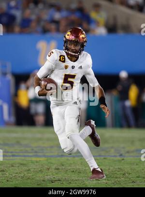 Pasadena, Californie, États-Unis. 02 octobre 2021. Le quarterback Jayden Daniels #5 de l'Arizona State Sun se brouille avec le ballon lors du match de football de la NCAA entre les Bruins de l'UCLA et les Devils du soleil de l'Arizona State au Rose Bowl à Pasadena, en Californie. Crédit photo obligatoire : Charles Baus/CSM/Alay Live News Banque D'Images