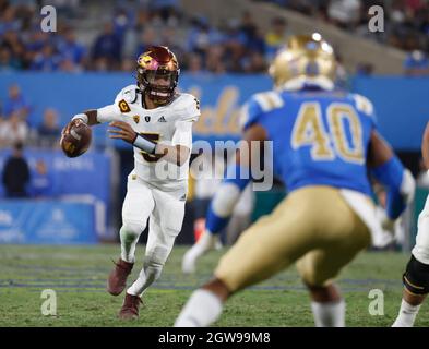 Pasadena, Californie, États-Unis. 02 octobre 2021. Le quarterback Jayden Daniels #5 de l'Arizona State Sun se brouille avec le ballon lors du match de football de la NCAA entre les Bruins de l'UCLA et les Devils du soleil de l'Arizona State au Rose Bowl à Pasadena, en Californie. Crédit photo obligatoire : Charles Baus/CSM/Alay Live News Banque D'Images