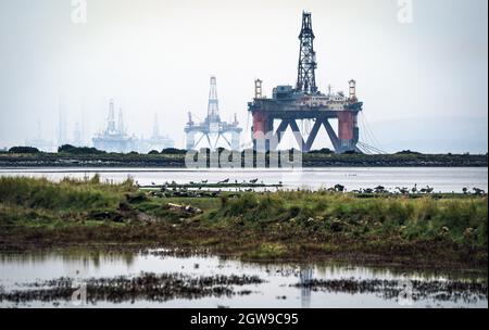 Photo de dossier datée du 23/09/21 d'un engin de forage pétrolier ancré dans le Cromarty Firth, Invergordon. Les Lib Dems ont demandé la création d'une commission sur la transition du pétrole et du gaz dans les Highlands et les îles. Les propositions donneraient la parole aux communautés du nord du pays qui seraient touchées par un abandon des combustibles fossiles. Banque D'Images