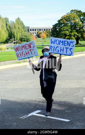 Des manifestants se sont rassemblés à Olympia, WA, pour un rassemblement sur les droits des femmes en matière d'avortement Banque D'Images