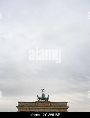 Berlin, Allemagne. 03ème octobre 2021. Le ciel couvert peut être vu au-dessus de la Quadriga sur la porte de Brandebourg le jour de l'unité allemande. La loi allemande sur la Journée de l'unité est entrée en vigueur le 4 août 1953. À l'avenir, le 17 juin devait être une journée nationale statutaire de commémoration pour commémorer le soulèvement dans la RDA en 1953. Depuis la réunification allemande en 1990, la « Journée de l'unité allemande » a été célébrée le 3 octobre. Credit: Paul Zinken/dpa/Alay Live News Banque D'Images