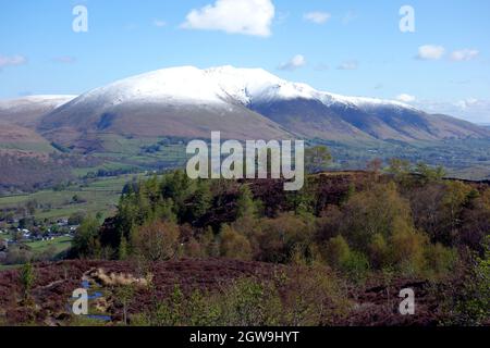 La neige couvrait la chaîne de montagnes 'Blencathra' (Saddleback) depuis le sommet de 'Walla Crag' dans le parc national de Lake District, Cumbria, Angleterre, Royaume-Uni Banque D'Images