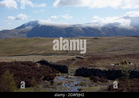 La neige couvrait Wainwrights 'Clough Head' et 'Great Dodd' depuis le sommet de 'Walla Crag' dans le parc national du Lake District, Cumbria, Angleterre, Royaume-Uni Banque D'Images