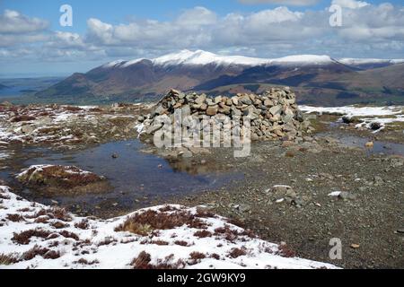 La chaîne de montagnes 'Kiddaw' dans la neige du refuge de pierre sur le sommet de Wainwright 'Bleaberry Fell' dans le parc national de Lake District Cumbria. Banque D'Images