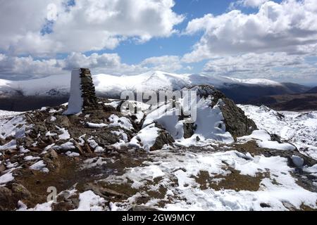 Point de Trig recouvert de neige et tas de pierres (Cairn) sur le sommet du Wainwright 'High Seat' à Borrowdale, parc national de Lake District, Cumbria. Banque D'Images