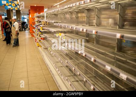 Les étagères vides sont visibles dans les supermarchés et les magasins. Aux pays-Bas, en raison du coronavirus, la majorité des entreprises sont fermes et des mesures de sécurité ont été prises. Néanmoins, il n'y a pas de confinement, les gens restent libres de sortir. Le gouvernement vise l'immunité collective. Amsterdam, pays-Bas. Banque D'Images