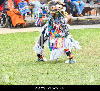 Homme de la première nation dansant à la première nation de fort William Pow Wow pour « célébration et guérison », à Thunder Bay, Canada 2021. Banque D'Images