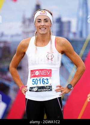 Le triathlète Lucy Charles-Barclay se pose devant le marathon de Londres Virgin Money. Date de la photo: Dimanche 3 octobre 2021. Banque D'Images