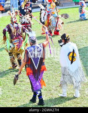 Les gens des Premières nations dansant à la première nation de fort William Pow Wow pour « célébration et guérison » à Thunder Bay, Ontario, Canada en 2021, Banque D'Images