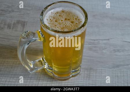 Un verre de bière sur la table Banque D'Images