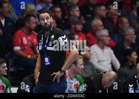 Kassel, Allemagne. 30 septembre 2021. Handball: Bundesliga, MT Melsungen - SC Magdeburg, Matchday 6 à Rothenbach-Halle. L'entraîneur de Magdeburg, Bennett Wiegert, est sur la touche. Credit: Swen Pförtner/dpa/Alay Live News Banque D'Images