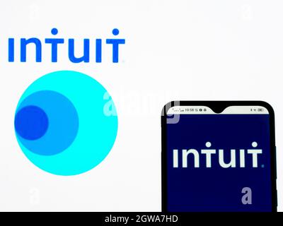 Sur cette photo, le logo Intuit Inc. Apparaît sur un smartphone Banque D'Images