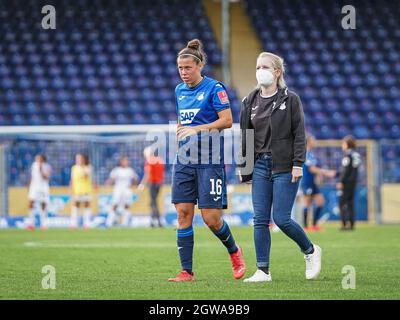 Sinsheim, Allemagne. 02 octobre 2021. Nicole Billa (16 Hoffenheim) après le match FlyerAlarm Frauen-Bundesliga entre TSG Hoffenheim et Eintracht Frankfurt au stade Dietmar-Hopp à Sinsheim, en Allemagne. Crédit: SPP Sport presse photo. /Alamy Live News Banque D'Images