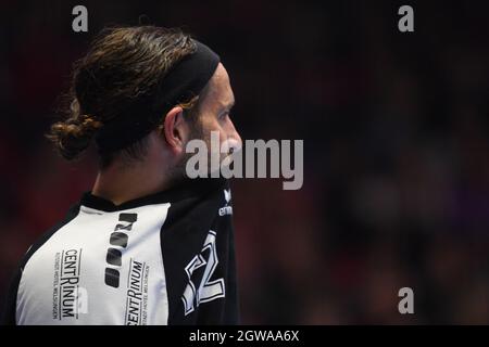 Kassel, Allemagne. 30 septembre 2021. Handball: Bundesliga, MT Melsungen - SC Magdeburg, Matchday 6 à Rothenbach-Halle. Silvio Heineevetter, gardien de but de Melsungen, mord le maillot. Credit: Swen Pförtner/dpa/Alay Live News Banque D'Images