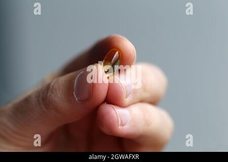 Capsules finlandaises de vitamine D sur une main. La vitamine D est importante pour votre immunité, vos os et plus encore. Supplément de vitamine populaire pendant la saison d'hiver. Banque D'Images